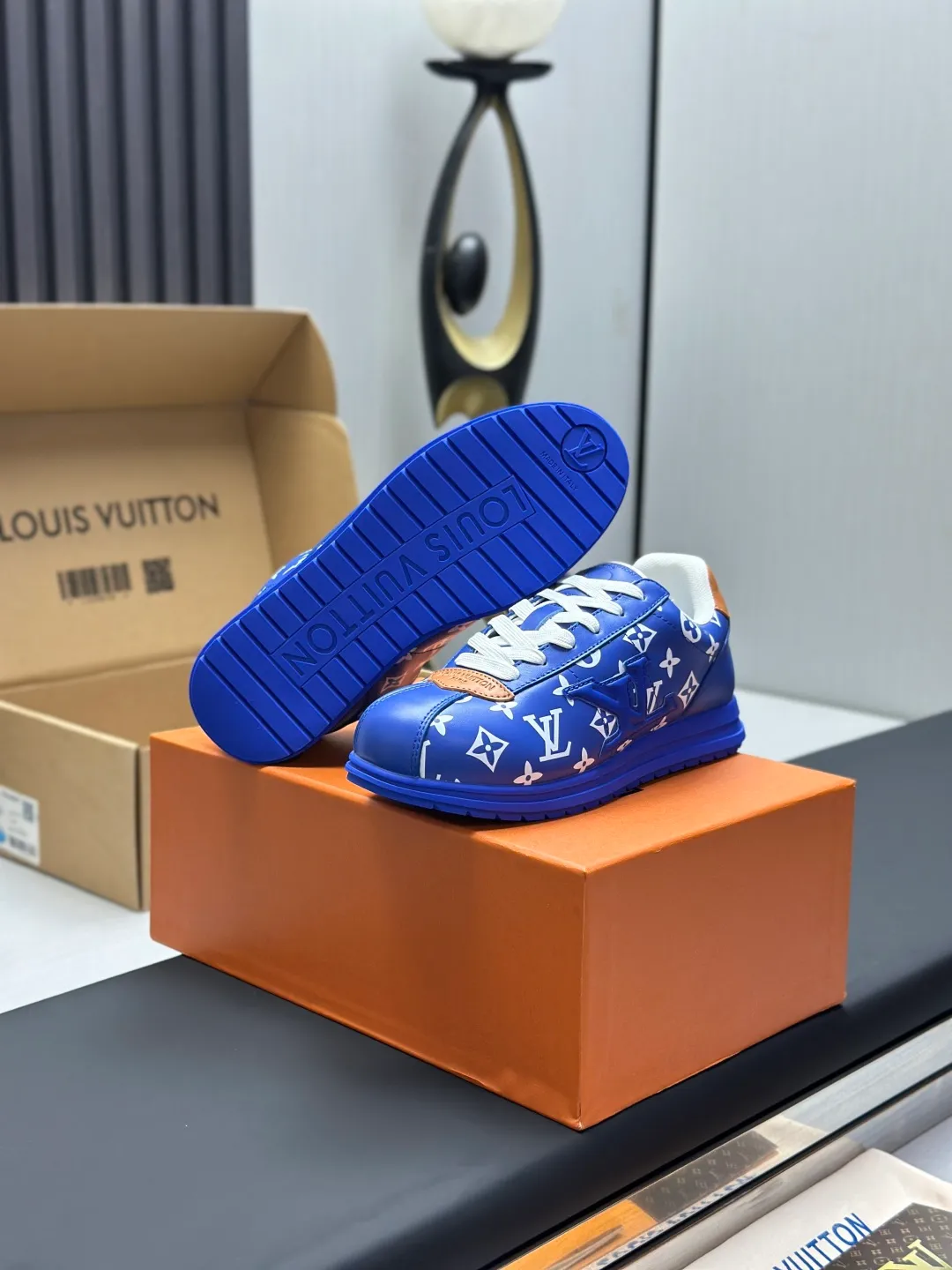 👟👟Ex-factory price 680👟👟 Full set of packaging with airplane box💰Top version LV-Louis Vuitton-classic catwalk new style 1:1 development replica of the original version! ! The upper foot is very comfortable. It is made of luxurious materials and fine workmanship. The midsole is printed with English letters "Made in Europe". The upper is made of calfskin imported from Italy. The side is decorated with the brand's LOGO and signature. The latest latex foot pads and mesh lining make the foot feel super comfortable. The original two-color TPU combination outsole is specially provided by the original factory. Bag technology Goodyear stitched edges Fabric: Exclusive customized first-layer cowhide Accessories: Exclusive private model Vuitton logo, lining: Customized silk mesh lining - first-layer silk cowhide lining Outsole: TPU combination outsole wear-resistant, non-slip and anti-yellowing Foot pads: new latex pads-mesh sweat-absorbent Counter technology: fully computerized sewing machine wire drawing Toe box back cover Hot and cold shaping Full set of pull-top lasts with medium and low logo patterns Special counter packaging - shoelaces, certificate, card, instructions, certificate of quality, dust bag, the most complete packaging on the entire network, women's 35-40 men's 38-46 (38/46 customized, non-refundable! GD9916